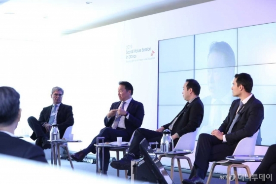 최태원 SK그룹 회장(왼쪽 두번째)이 지난달 24일(현지시각) 스위스 다보스 벨베데르 호텔에서 '기업 가치에 대한 새로운 접근'이란 주제로 열린 세션에서 지속 가능한 성장의 방법론으로 사회적 가치 추구 경영에 대해 토론하고 있다./사진제공=SK