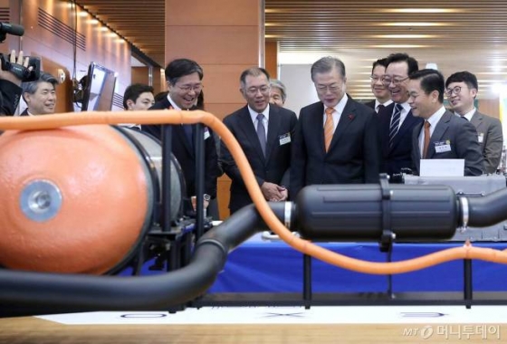 문재인 대통령이 17일 울산 남구 울산시청에서 열린 전국경제투어 '수소경제와 미래에너지, 울산에서 시작됩니다' 수소경제 전략보고회에 앞서 수소경제 전시를 관람하고 있다. 문 대통령 왼쪽은 정의선 현대차그룹 수석부회장. 2019.01.17. /사진=뉴시스