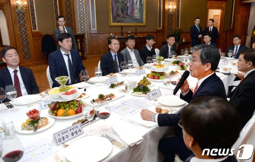 성윤모 산업통상자원부 장관이 5일(현지시간) 오후 카자흐알마티 인터콘티넨탈호텔에서 '카자흐 현지진출기업 간담회'를 주재하고 있다. 2019.3.6/사진제공=산업통상자원부