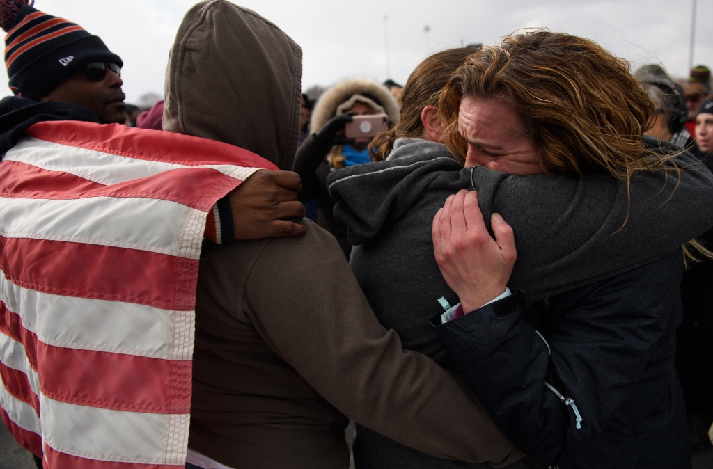 6일(현지시간) 가동을 중단한 GM의 오하이오 주 로즈타운 자동차 공장 앞에서 공장 재가동을 요구하는 시위를 벌이던 노동자들이 서로를 위로해주고 있다. /AFPBBNews=뉴스1