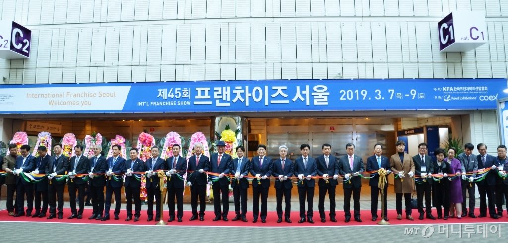 제45회 프랜차이즈서울 개막식에 참석한 내외 귀빈들이 테이프 커팅식을 진행하고 있다./사진제공=한국프랜차이즈산업협회