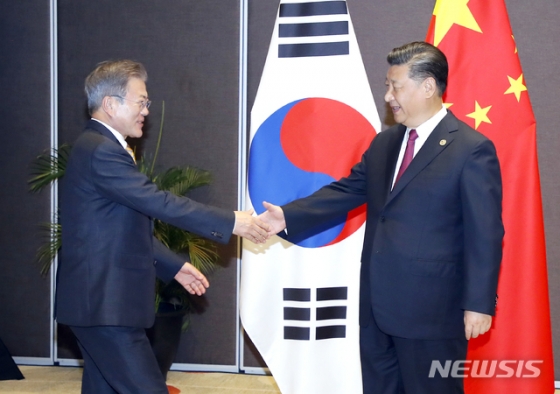 【파푸아뉴기니=뉴시스】박진희 기자 = APEC 정상회의에 참석한 문재인 대통령이 17일 오후 파푸아뉴기니 스텐리 호텔에서 시진핑 중국 국가주석과 정상회담을 앞두고 악수를 하고 있다. 2018.11.17.  pak7130@newsis.com   <저작권자ⓒ 공감언론 뉴시스통신사. 무단전재-재배포 금지.>