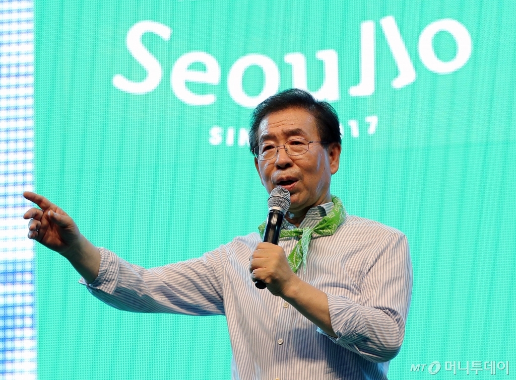 박원순 서울시장이 지난해 7월 서울로7017 개장 1주년 ‘여름밤 초록 대행진’ 행사에서 축사를 하고 있다. /사진제공=뉴스1