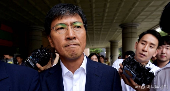 여비서를 성폭행한 혐의로 고소당한 안희정(53) 전 충남지사가 14일 오전 서울 서부지법에서 열린 업무상 위력 등에 의한 간음 혐의 1심 선고공판에서 무죄를 선고 받고 법원을 나서고 있다./사진=임성균 기자