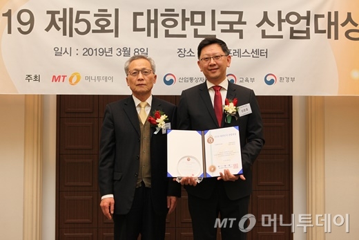 성준호 대원씨앤씨 대표(사진 오른쪽)가 '기술혁신대상'을 수상한 뒤 도영봉 머니투데이 부사장과 기념사진을 찍고 있다/사진=중기협력팀