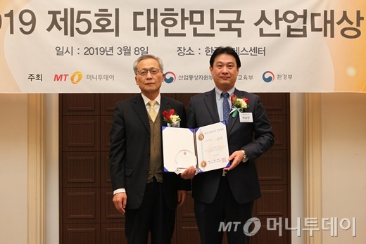 박승찬 파블로항공 부장(사진 오른쪽)이 '기술혁신대상'을 수상한 뒤 도영봉 머니투데이 부사장과 기념 촬영을 하고 있다/사진=중기협력팀 오지훈 기자