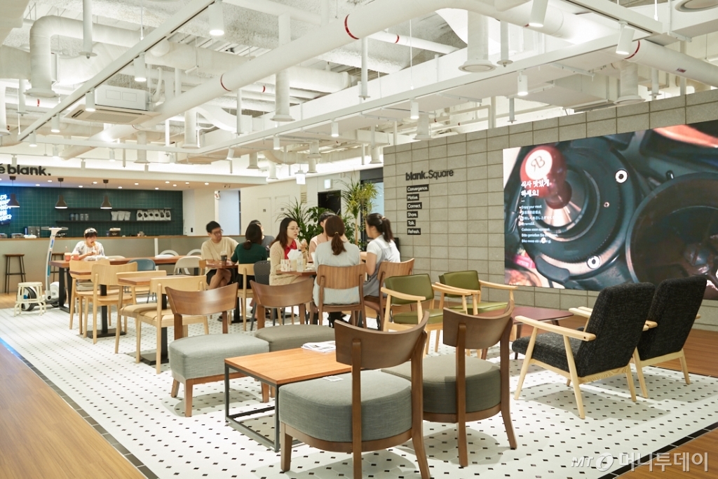 서울시 강남구에 있는 블랭크코퍼레이션 사무실. 자유로운 분위기가 특징이다.