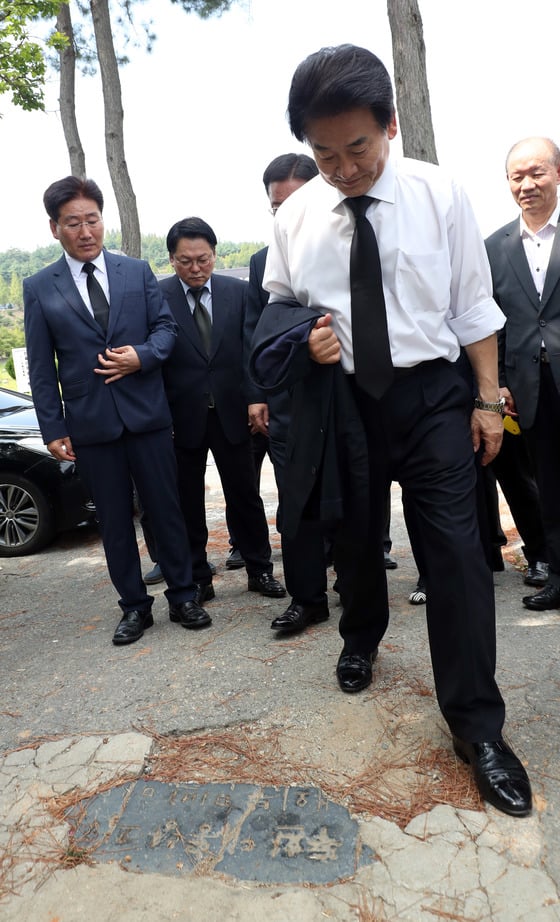 비석을 지나치는 정동영 민주평화당 대표./사진=뉴스1