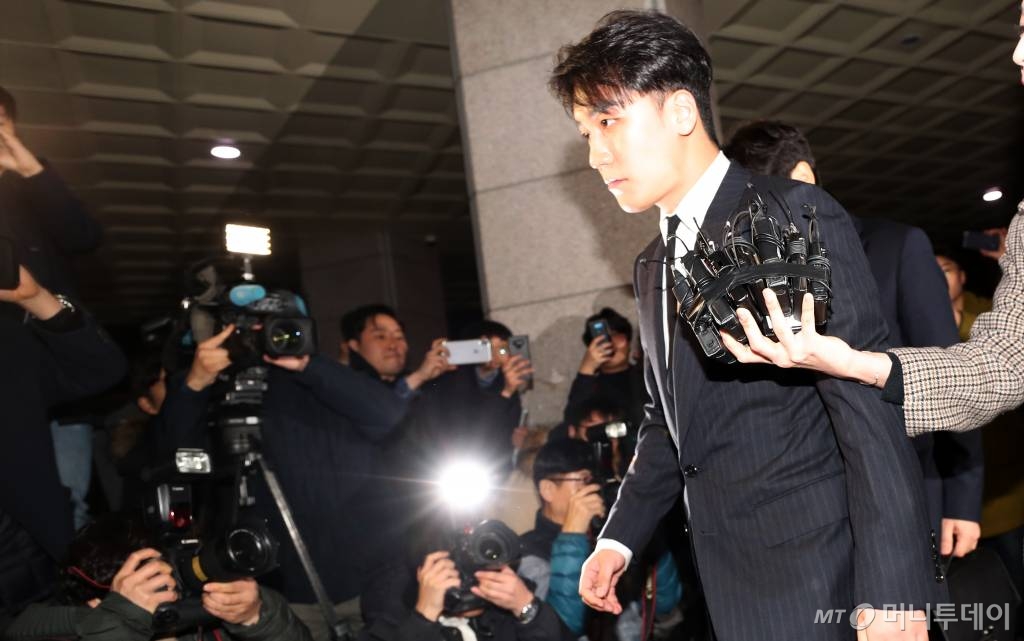 강남 클럽 '버닝썬' 이사직을 맡았던 그룹 빅뱅 멤버 승리가 27일 오후 해외 투자자 성접대 및 해피벌룬 의혹을 조사받기 위해 서울지방경찰청 광역수사대에 자진출석 하고 있다.