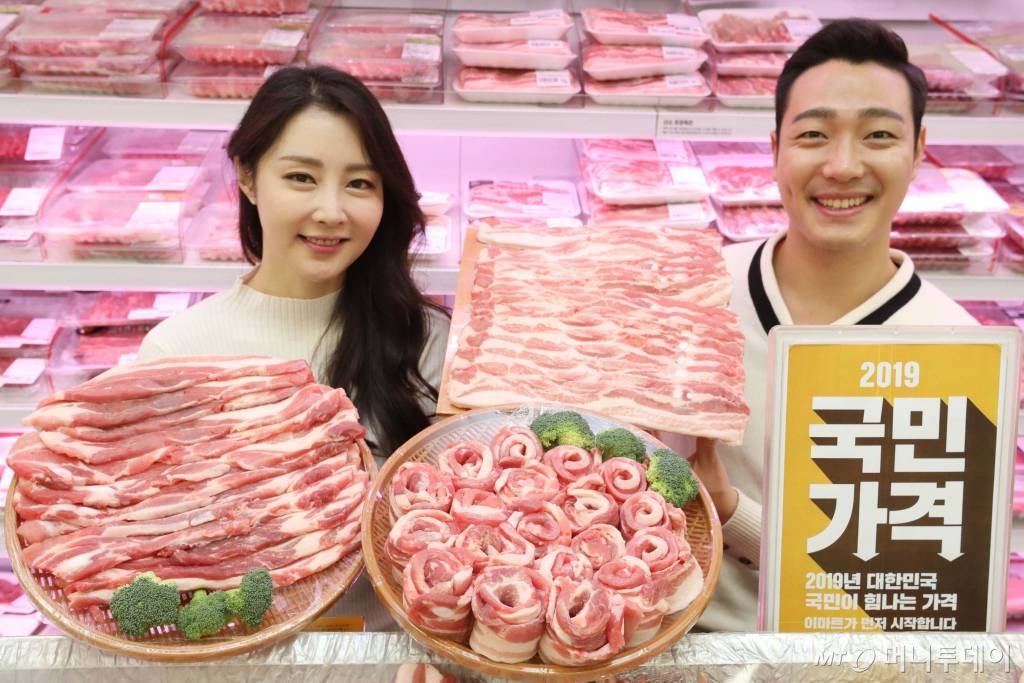 【서울=뉴시스】27일 서울 이마트 용산점에서 모델들이 국민가격 31 대표 상품인 980원 국내산 삼겹살을 선보이고 있다. 이마트가 3.1절 100주년을 맞아 ‘국민가격 31’ 행사를 열고 3월 한달 간 31개 상품을 할인 판매한다. 2019.02.27. (사진=이마트 제공) photo@newsis.com <저작권자ⓒ 공감언론 뉴시스통신사. 무단전재-재배포 금지.>