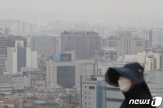 (수원=뉴스1) 조태형 기자 = 경기 남부 미세먼지 농도가 '나쁨' 수준을 보인 12일 오후 경기도 수원시 팔달구 서장대에서 바라본 수원 도심이 뿌옇게 보이고 있다. 2019.3.12/뉴스1  <저작권자 ⓒ 뉴스1코리아, 무단전재 및 재배포 금지>