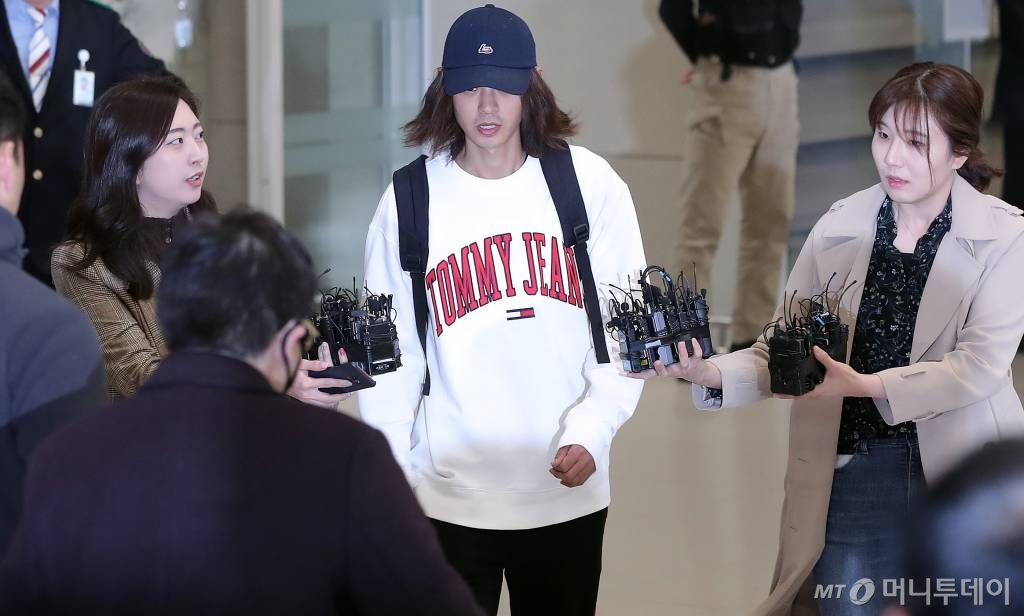 지난 12일 인천국제공항 제2여객터미널로 입국한 가수 정준영. /사진=김창현 기자