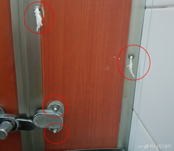 신촌의 한 빌딩에 위치한 공중 여성화장실 모습. 나사처럼 생긴 몰카가 있다는 사실이 알려지면서 두려움에 떠는 여성들이 휴지로 나사 구멍을 막아뒀다. /사진=박가영 기자