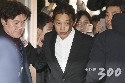 성관계 동영상 불법 촬영 및 메신저 단체 대화방 등을 통해 공유한 의혹을 받고 있는 가수 정준영이 14일 오전 서울 종로구 서울지방경찰청에서 조사를 받기 위해 피의자 신분으로 출석하고 있다./사진=김창현 기자