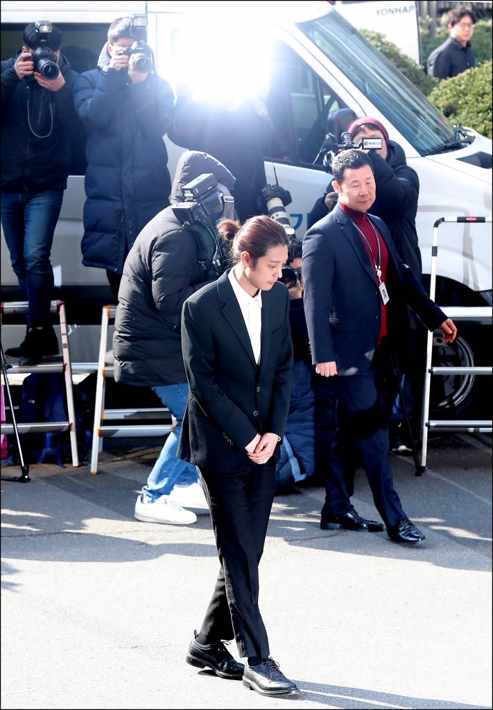 성관계 동영상 불법 촬영 및 메신저 단체 대화방 등을 통해 공유한 의혹을 받고 있는 가수 정준영이 14일 오전 서울 종로구 서울지방경찰청에서 조사를 받기 위해 피의자 신분으로 출석하고 있다./사진=김창현 기자 chmt@