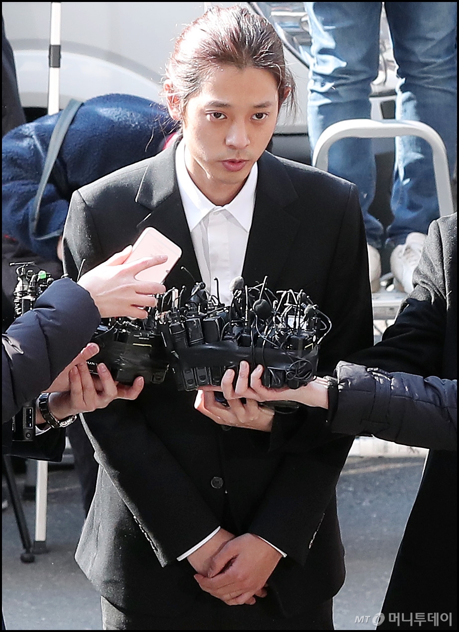 가수 정준영이 단체방에서 성관계 동영상 불법 촬영을 메신저 단체 대화방에서 공유한 의혹으로 14일 피의자 신분으로 경찰에 출석하고 있다. /사진=김창현 기자