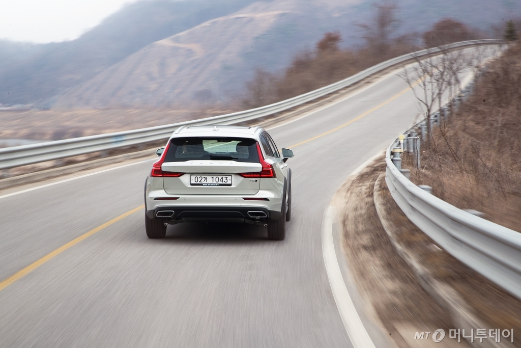 볼보 크로스컨트리 V60 내부 모습. /사진=이건희 기자