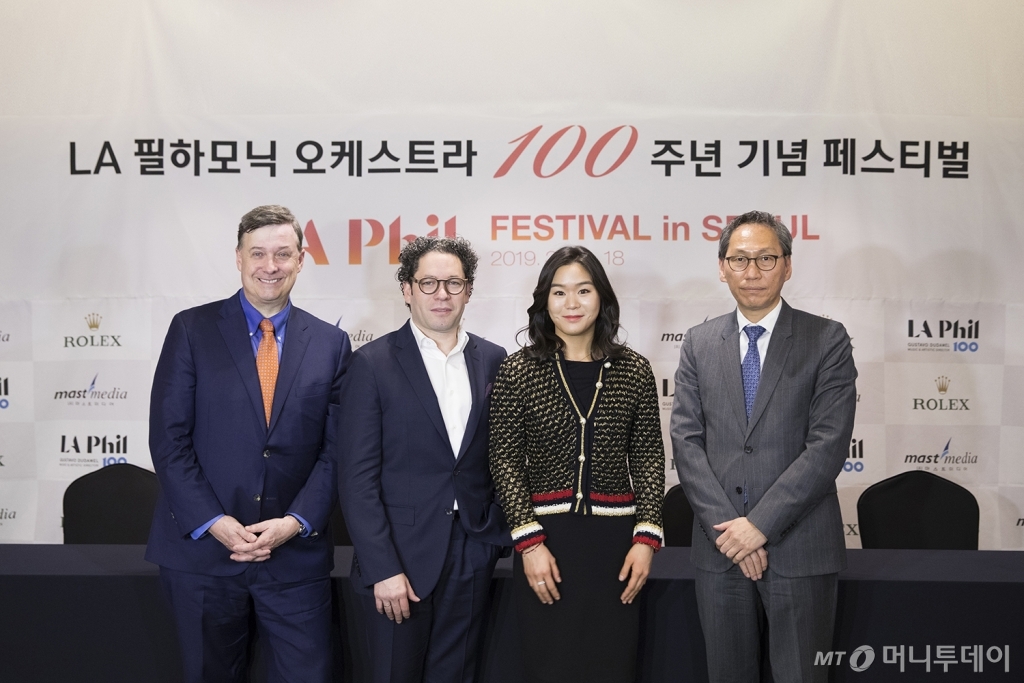 LA 필하노믹 오케스트라가 창단 100주년을 맞아 펼치는 서울 공연에 앞서 15일 열린 기자간담회에서 관계자들이 사진 촬영에 나서고 있다. 왼쪽부터 사이먼 우즈 LA 필하모닉 CEO, 구스타보 두다멜 LA필하모닉 음악 감독,  에스더 유 바이올리니스트, 김용관 마스트 미디어 대표. /사진제공=마스트미디어