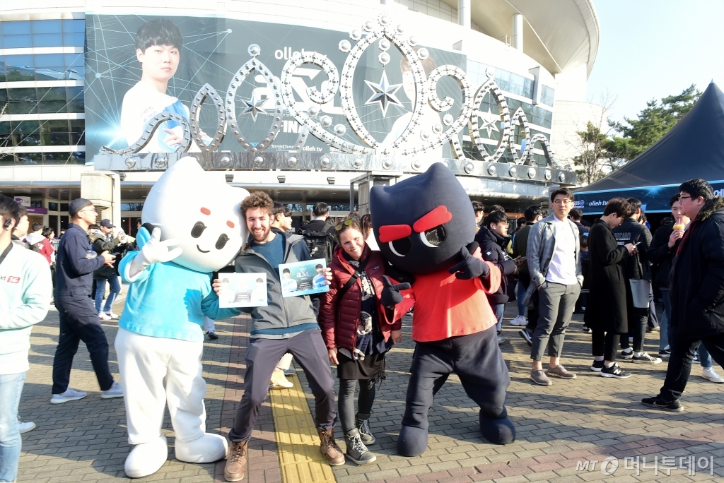 17일(일) 오후 5시 서울 송파구 올림픽공원 올림픽홀에서 열린 '올레 tv 아프리카TV 스타리그(이하 ASL)’ 시즌7 결승전 경기를 보기 위해 관람객이 몰렸다. /사진 =아프리카TV제공