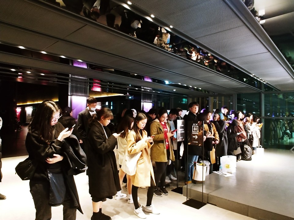 이스포츠 경기가 끝난 후에도 선수들을 보기 위해 관람객들이 모여 연예인의 팬미팅을 방불케했다. /사진=김지영 기자