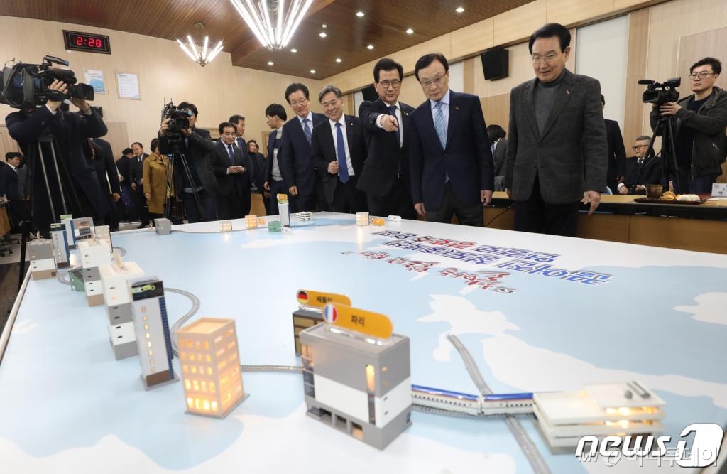 (청주=뉴스1) 김용빈 기자 = 이해찬 더불어민주당 대표와 이시종 충북지사 등이 15일 오후 충북도청 대회의실에서 열린 민주당-충북도 예산정책협의회에 앞서 강호축 철도 모형을 살펴보고 있다. 2019.3.15/뉴스1  <저작권자 © 뉴스1코리아, 무단전재 및 재배포 금지>