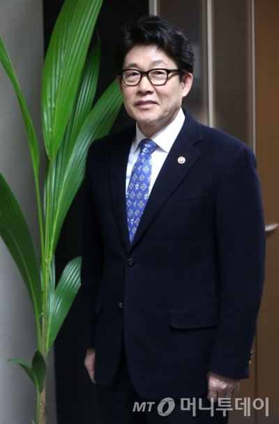 조명래 환경부 장관이 3월15일 서울스퀘어에 위치한 집무실에서 머니투데이와 인터뷰를 하고 있다 /사진=홍봉진 기자