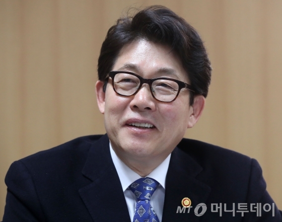 조명래 환경부 장관이 3월15일 서울스퀘어에 위치한 집무실에서 머니투데이와 인터뷰를 하고 있다 /사진=홍봉진 기자