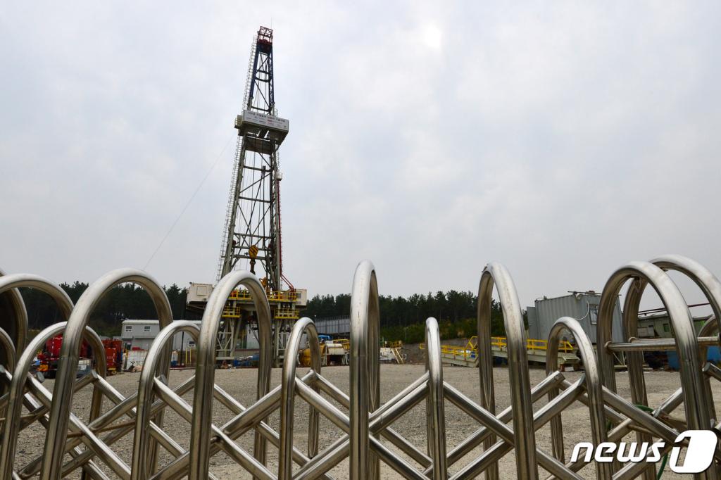 20일 오후 경북 포항시 북구 흥해읍에 있는 지열발전소가 가동을 멈춘 채 서있다. 포항지진정부공동조사단은 이날 서울 프레스 센터에서 열린 포항지진 원인 조사 발표에서 2017년 11월 15일 발생한 규모 5.4 지진은 지열발전소가 발전을 위해 물을 투입하는 과정에서 발생한 '촉발'지진이라는 조사결과를 발표했다.2019.3.20/사진=뉴스1