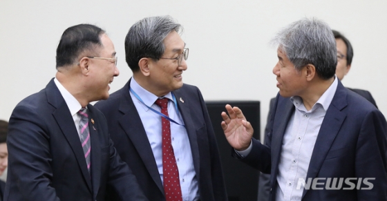 【서울=뉴시스】전신 기자 = 20일 청와대 여민관에서 홍남기 경제부총리 겸 기획재정부 장관이 문재인 대통령에게 주요 경제 현안 보고 전 노영민 비서실장, 김수현 정책실장과 대화하고 있다. 2019.03.20.   photo1006@newsis.com