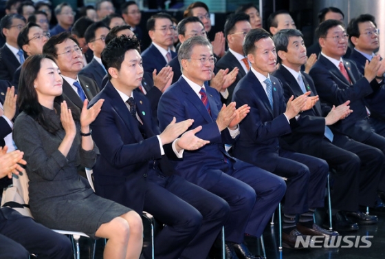 【서울=뉴시스】전신 기자 = 문재인 대통령이 21일 서울 중구 IBK 기업은행 본점에서 열린 혁신금융 비전선포식에 참석하여 대담자 소개를 받고 있다. 2019.03.21.   photo1006@newsis.com