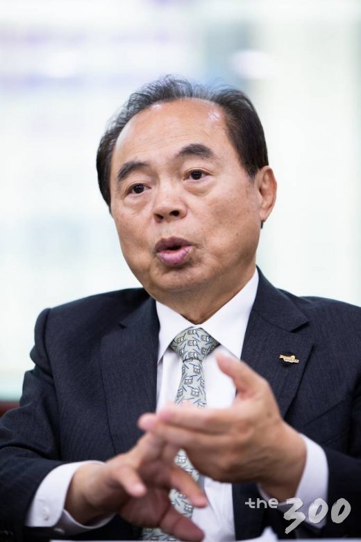 오거돈 부산광역시장이 지난 22일 부산 연제구 부산시청 집무실에서 머니투데이와 인터뷰를 하고 있다/사진= 더리더