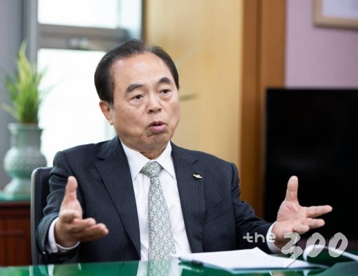 오거돈 부산광역시장이 지난 22일 부산 연제구 부산시청 집무실에서 머니투데이와 인터뷰를 하고 있다/사진= 더리더