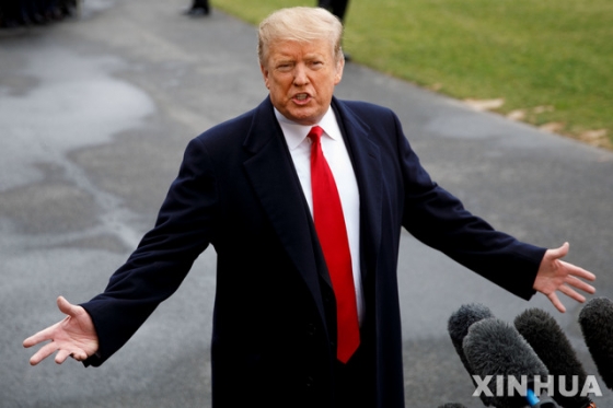 【워싱턴=신화/뉴시스】도널드 트럼프 미국 대통령이 22일(현지시간) 백악관을 떠나기 전 기자들에게 발언하고 있다.  2019.03.23.