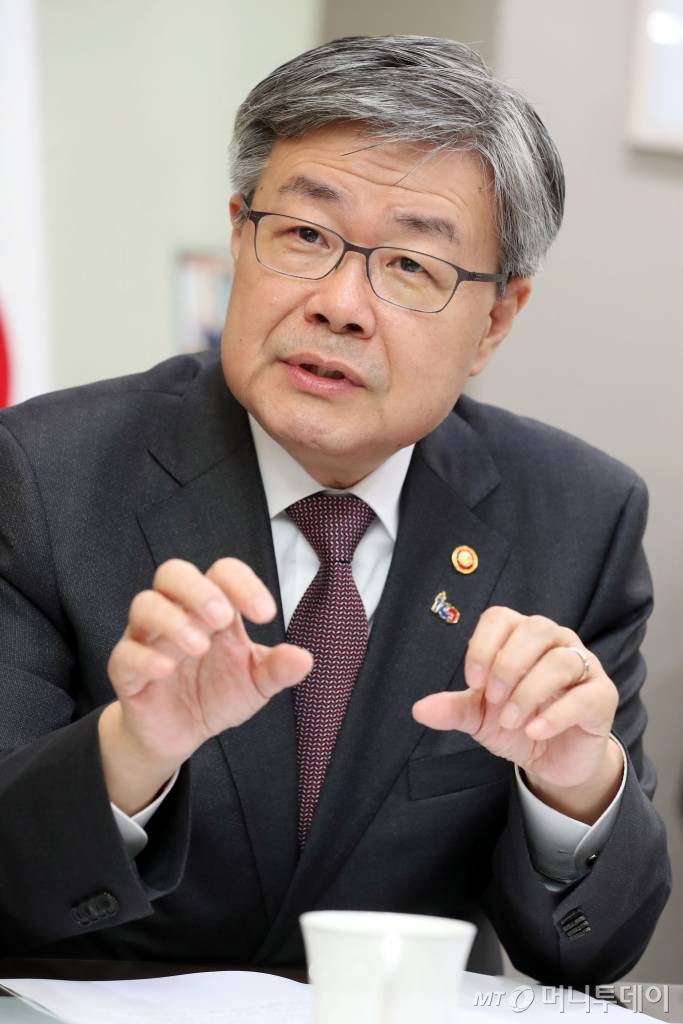 이재갑 장관은 "우리 사회가 당면한 여러 가지 노동현안들을 풀어가기 위해서는 투쟁보다는 대화를 통해 양보·타협할 필요가 있다"며 "민주노총도 조속히 사회적 대화기구에 참여해 함께 합리적인 대안을 고민하는 성숙한 모습을 보여주기를 바란다"고 말했다. /사진=임성균 기자