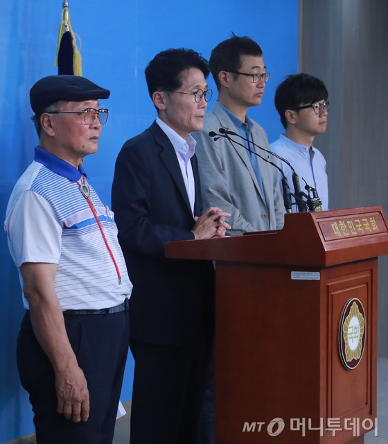 윤소하 정의당 원내대표와 빈곤노인기초연금연대 회원들이 28일 서울 여의도 국회 정론관에서 기자회견을 열고 정부의 내년 예산안 제출을 앞두고 '줬다 뺏는 기초연금' 문제해결 촉구를 하고 있다. 2018.8.29/뉴스1  <저작권자 © 뉴스1코리아, 무단전재 및 재배포 금지>