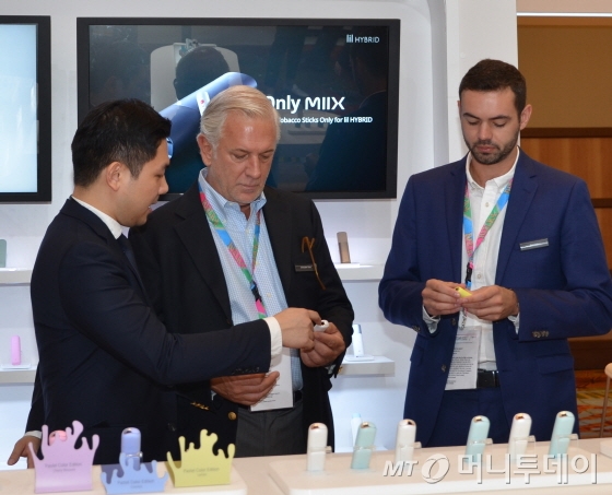 26일(현지시간) 미국 플로리다주 올랜도 하얏트리젠시컨벤션센터에서 열린 ‘2019 면세 박람회(2019 Duty Free & Travel Retail Summit)’에서 해외바이어들이 KT&G가 개발한 궐련형 전자담대 '릴(lil)’을 살펴보고 있다./사진=유영호 기자