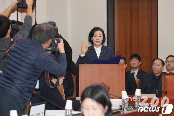 (서울=뉴스1) 이종덕 기자 = 박영선 중소벤처기업부 장관 후보자가 27일 오전 서울 여의도 국회 산업통상자원중소벤처기업위원회 인사청문회장에 출석해 선서하고 있다. 2019.3.27/뉴스1 <저작권자 © 뉴스1코리아, 무단전재 및 재배포 금지>