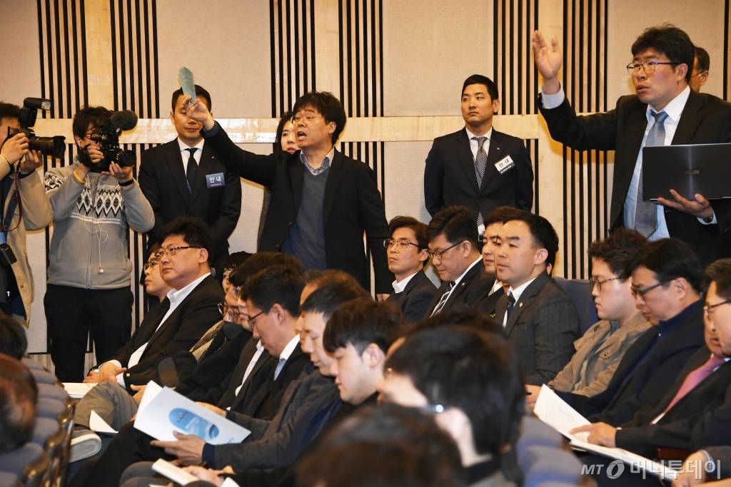 27일 오전 서울 강서구 대한항공 본사에서 열린 정기 주주총회에서 주주 대리인들이 의사 진행에 관하여 항의하고 있다. /사진=이기범 기자