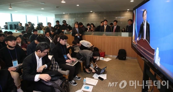 27일 오전  믾은 취재진들이 서울 강서구 대한항공 본사에서 제57기 정기주주총회를  모니터를 통해 보고있다.
  이날 주총에서 대한항공의 이사로 재직 중인 조양호 한진그룹 회장의 이사연임안건이 부결됐다. 2019.3.27