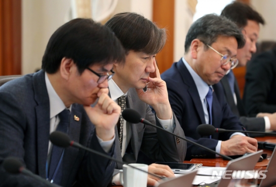 【서울=뉴시스】박진희 기자 = 홍남기(오른쪽) 경제부총리 겸 기획재정부 장관이 19일 청와대 본관에서 열린 제11회 국무회의에 앞서 김수현(왼쪽) 정책실장, 윤종원 경제수석과 대화를 하고 있다. 2019.03.19.  pak7130@newsis.com