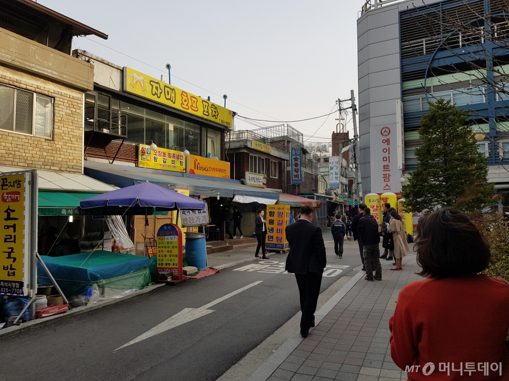 김의겸 청와대 대변인이 구입한 것으로 알려진 흑석동 건물 앞에 취재진들이 몰려 있다. /사진=유엄식 기자