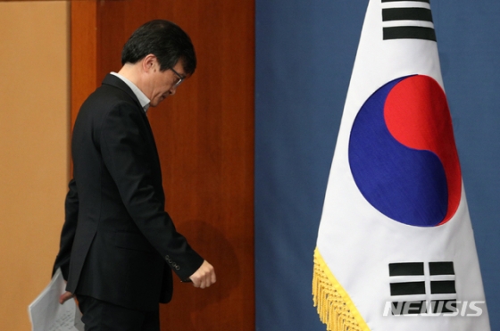 【서울=뉴시스】박진희 기자 = 김의겸 청와대 대변인이 30일 오전 춘추관에서 브리핑을 마치고 사무실로 돌아가고 있다.  김 대변인은 브리핑을 통해 김정은 북한 국무위원장의 연내 답방과 관련해 여러가 지 시나리오를 마련해 놓고 준비 중이며, 모든 가능성을 열고 논의 중이라고 밝혔다.   2018.11.30.  pak7130@newsis.com  <저작권자ⓒ 공감언론 뉴시스통신사. 무단전재-재배포 금지.> / 사진=박진희 기자