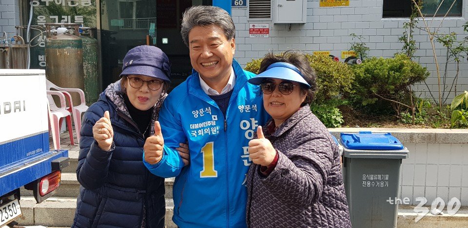 통영 도천동 인근에서 지지자와 사진을 찍는 양문석 더불어민주당 후보/사진=조준영 기자