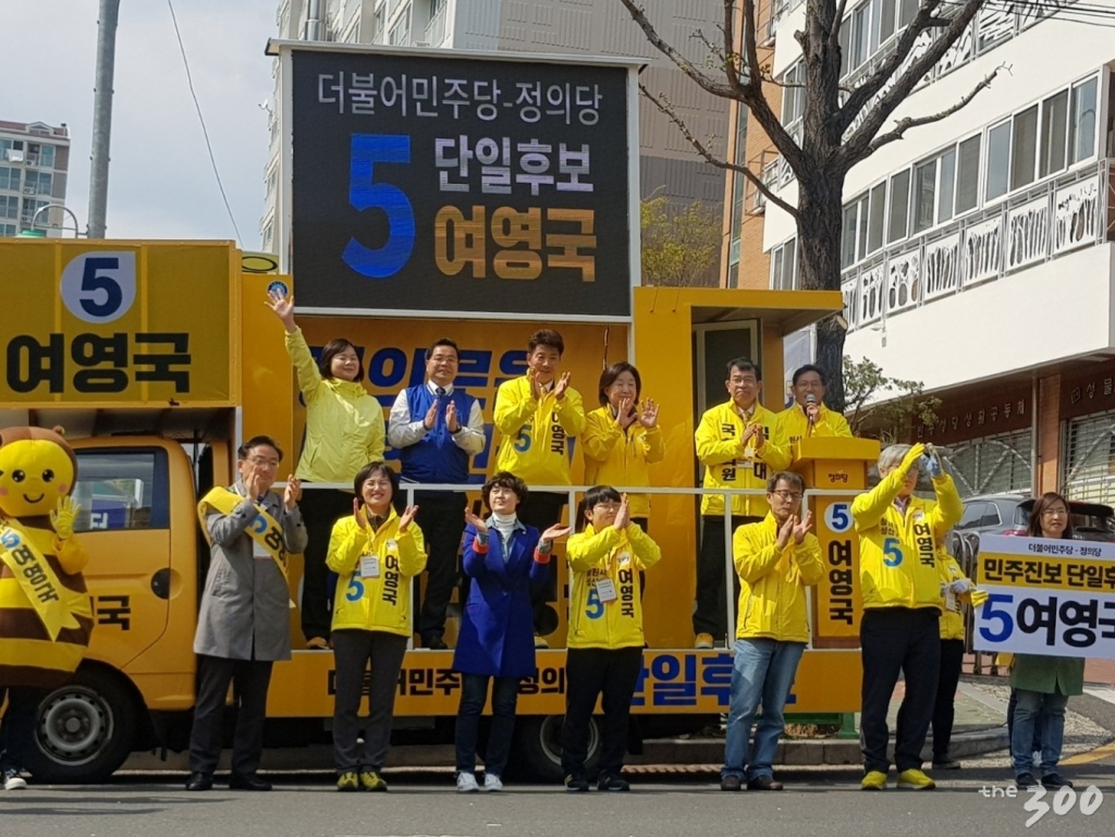 1일 오전 경남 창원시 성산구 반송시장에서 열린 여영국 더불어민주-정의당 단일 후보 유세 현장에 이정미 정의당 대표와 심상정 정의당 의원이 함께하고 있다./사진=이지윤 기자