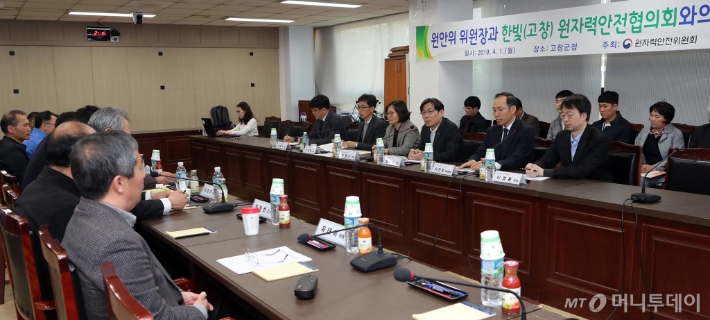 엄재식 원자력안전위원회 위원장이 1일 고창원자력안전협의회, 2일 영광원자력안전협의회 간담회에 참석해 인사말을 하고 있다./사진제공=원안위
