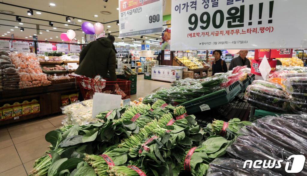 (서울=뉴스1) 이승배 기자 = 2일 서울 시내의 한 대형마트를 찾은 시민들이 장을 보고 있다. 통계청이 이날 발표한 3월 소비자물가 동향에 따르면 소비자물가는 국제유가 하락에 따른 석유류 가격 하락과 채솟값이 하락하면서 전년동월대비 0.4% 상승에 그친 것으로 나타났다. 석유류는 전년동월대비 9.6% 하락, 채소류는 12.9% 하락했으며, 품목별로는 배추 46.4%, 파 30.6%, 무 51.1%, 경유는 7.0%, 자동차용 LPG도 6.9% 하락했다. 2019.4.2/뉴스1 <저작권자 © 뉴스1코리아, 무단전재 및 재배포 금지>