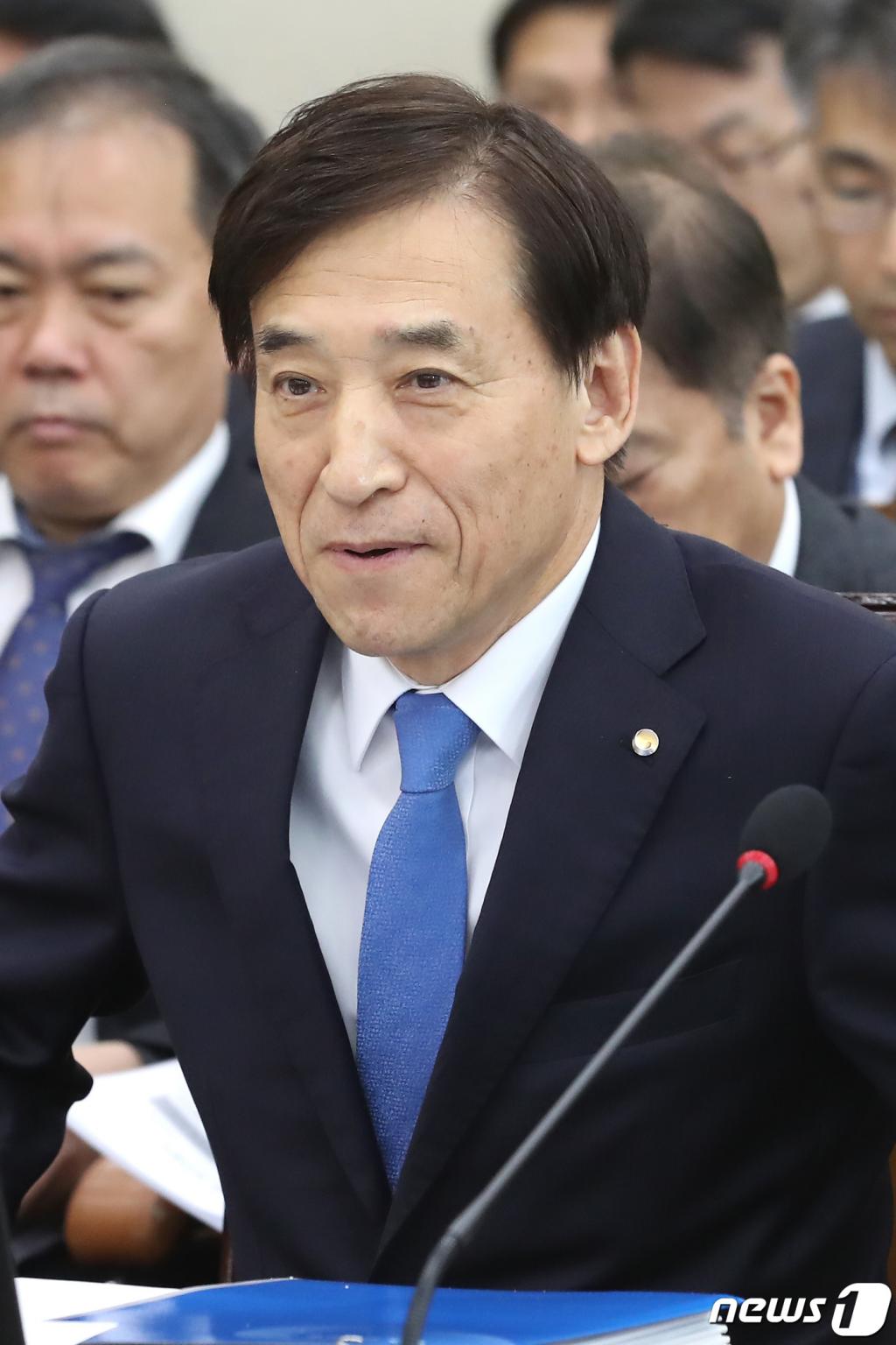 (서울=뉴스1) 임세영 기자 = 이주열 한국은행 총재가 25일 오전 서울 여의도 국회에서 열린 기획재정위원회 전체회의에서 자리에 앉고 있다. 2019.3.25/뉴스1 <저작권자 © 뉴스1코리아, 무단전재 및 재배포 금지>