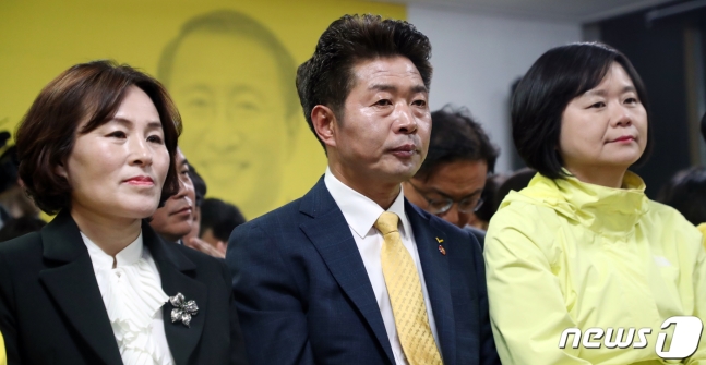 이정미 정의당 대표와 여영국 더불어민주당·정의당 창원성산 국회의원 단일화후보 등이 3일 경남 창원시 성산구 선거사무소에서 선거관련 뉴스를 바라보고 있다./사진=뉴스1