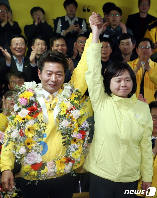 이정미 정의당 대표와 여영국 더불어민주당·정의당 창원성산 국회의원 단일화후보 당선자가 3일 경남 창원시 성산구 선거사무소에서 손을 잡고 환호하고 있다./사진=뉴스1