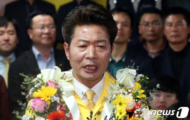 여영국 더불어민주당·정의당 창원성산 국회의원 단일화후보 당선자가 3일 경남 창원시 성산구 선거사무소에서 당선소감을 밝히고 있다./사진=뉴스1